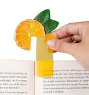 Záložka do knihy ve veselém designu Fruitmark Orange